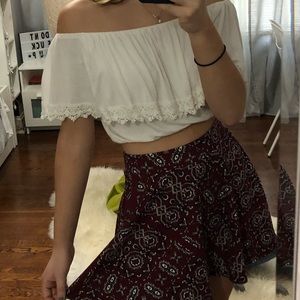 Pretty flowy white crop top! ☀️